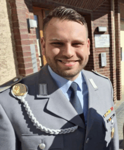 Die Jagd auf ungeimpfte Soldaten geht weiter.